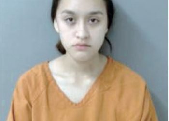 Adolescente intenta desarmar a policía