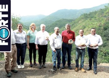 Exploran gobernador y geólogos ucranianos el cañón de los Troncones