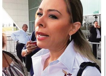 Dan ultimátum a notarios