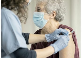 Se alerta a adultos de mayor riesgo de contraer COVID-19