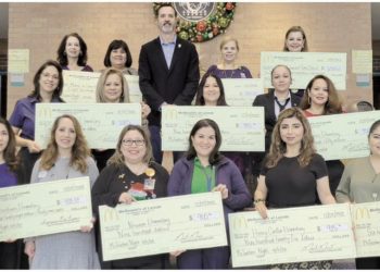Reciben cheques por servir como empleados de restaurante
