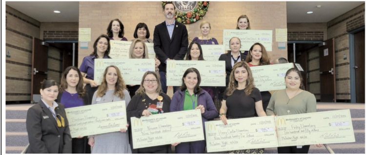 Reciben cheques por servir como empleados de restaurante