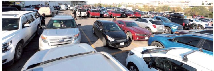 ORGANIZAN Y ESCOLTAN SALIDA Mantiene Nuevo Laredo liderazgo en cruce de paisanos