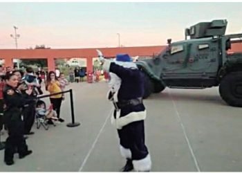 Llega el Blue Santa con cientos de regalos para niños necesitados