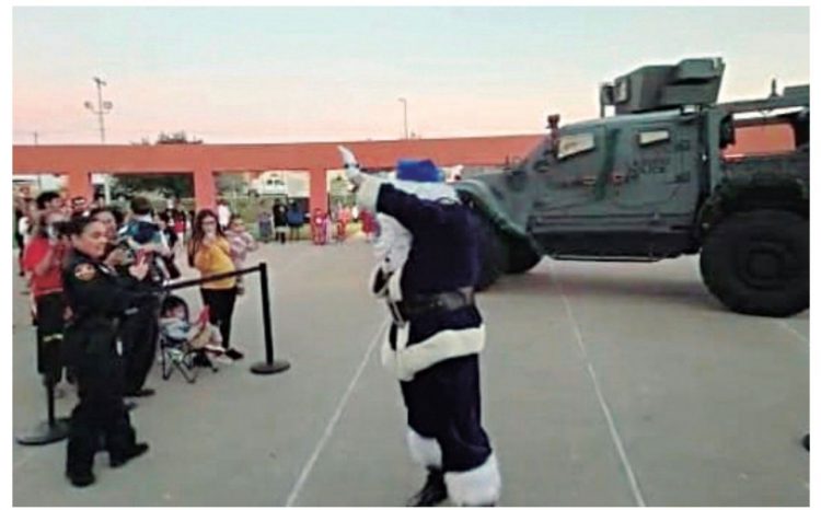 Llega el Blue Santa con cientos de regalos para niños necesitados