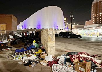 RECHAZADOS EN ALBERGUES Migrantes duermen en las calles de Texas bajo el frío