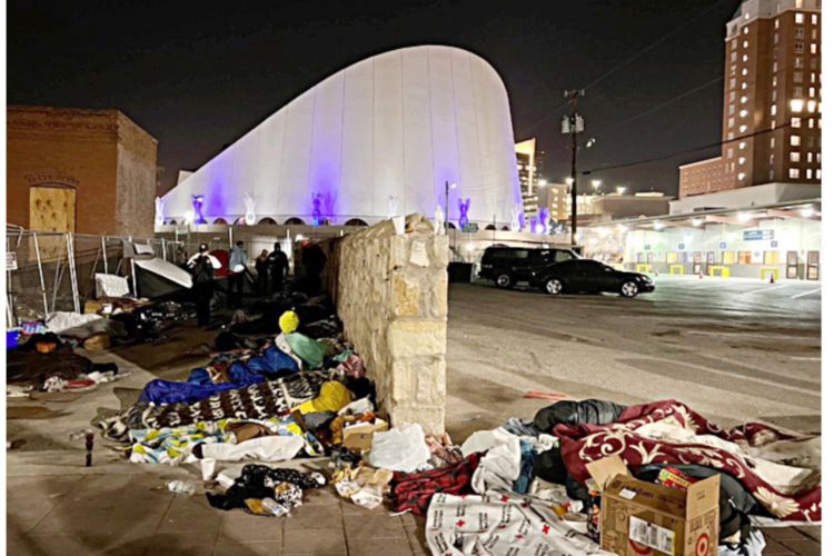 RECHAZADOS EN ALBERGUES Migrantes duermen en las calles de Texas bajo el frío