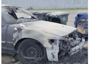 Se incendia auto misteriosamente