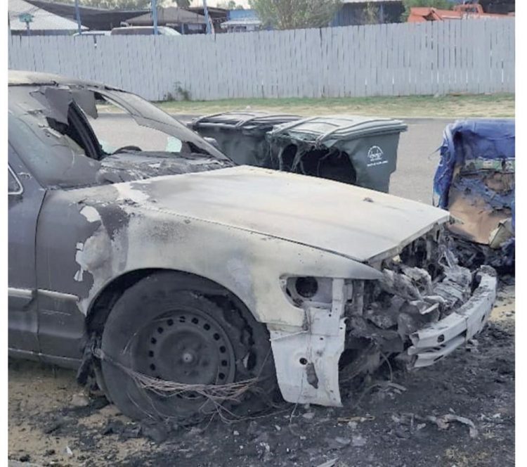 Se incendia auto misteriosamente