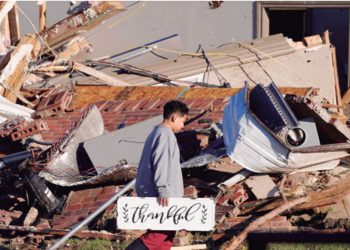 Dejan destrozos, cortes de luz y vuelos cancelados