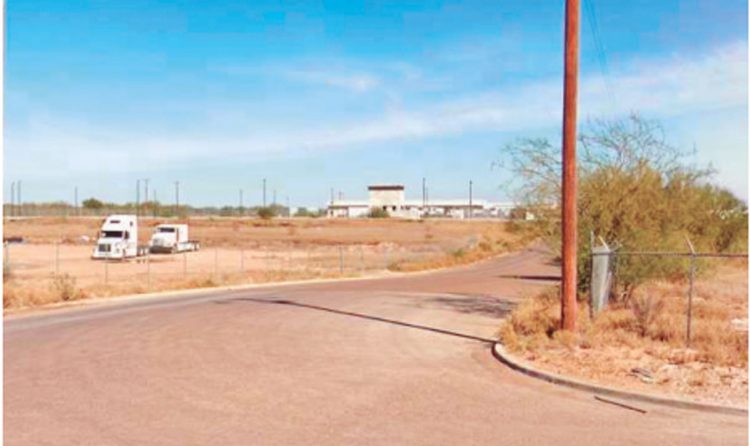 Muere aplastado por tráiler