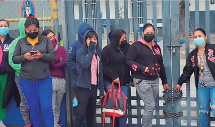 Madres de familia exigen destitución de directora