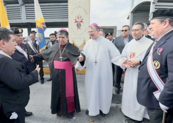 Reciben obispos la Rosa de Plata Guadalupana, a mitad del Puente 1