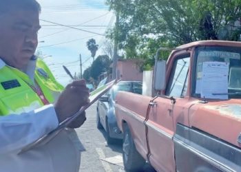 Sigue Tránsito retirando vehículos chatarra de la vía pública