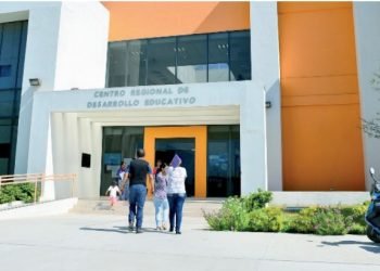 A 2 AÑOS DE LA TROMBA Seguro Azteca no paga daños a escuelas