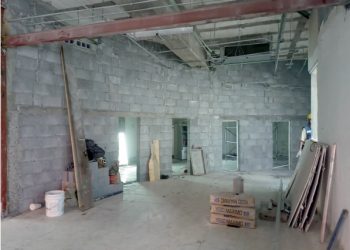 Encuentran oficinas cerradas usuarios de la CFE