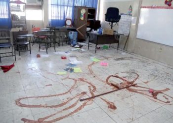 Envían al hospital a velador de escuela tras descubrir a jóvenes vandalizando