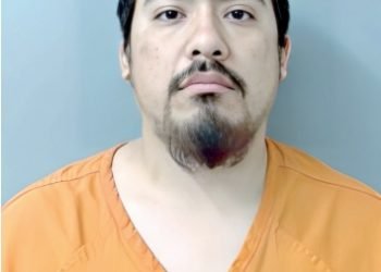 Golpea al bebé de su novia y dice que se cayó de las escaleras