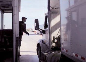 Trailero intenta escapar del checkpoint con carga de indocumentados