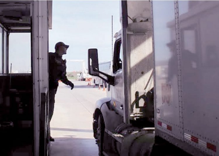 Trailero intenta escapar del checkpoint con carga de indocumentados