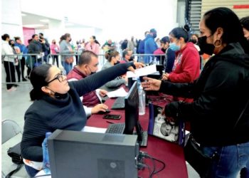 Inició la entrega de tarjetas de beca UNE por primera vez