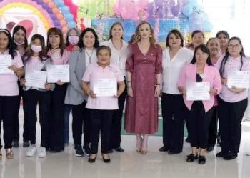 Aprenden a elaborar arte en globo