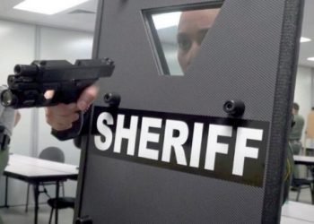Departamento del sheriff recibirá 52 escudos blindados por parte de Abbott