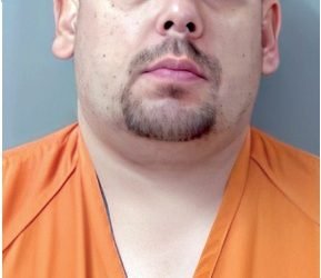 Lanza al hijo de su pareja contra la pared