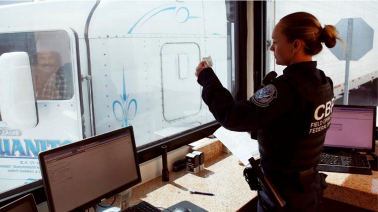 Intentó cruzar a Laredo con visa de su hermano fallecido