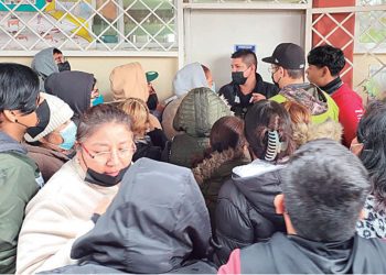 Hacen 10 horas de fila y funcionarios llegan tarde