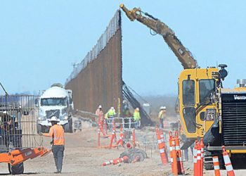 Gobernador de Texas pide a Biden continuar muro fronterizo