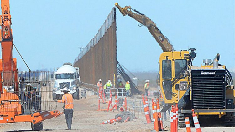 Gobernador de Texas pide a Biden continuar muro fronterizo