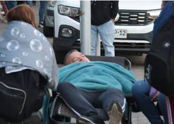 Duermen en escuela para alcanzar lugar