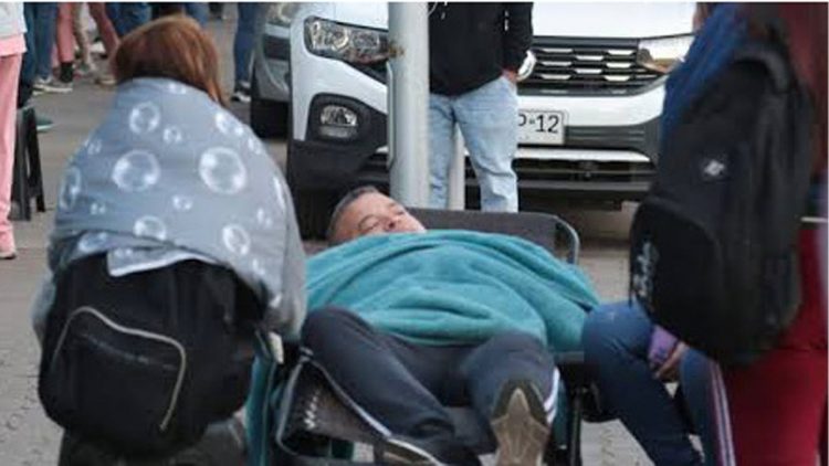 Duermen en escuela para alcanzar lugar