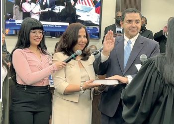 Congresista Cuellar rinde juramento por décimo período