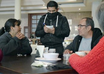 Todos quieren ser meseros para recibir propinas