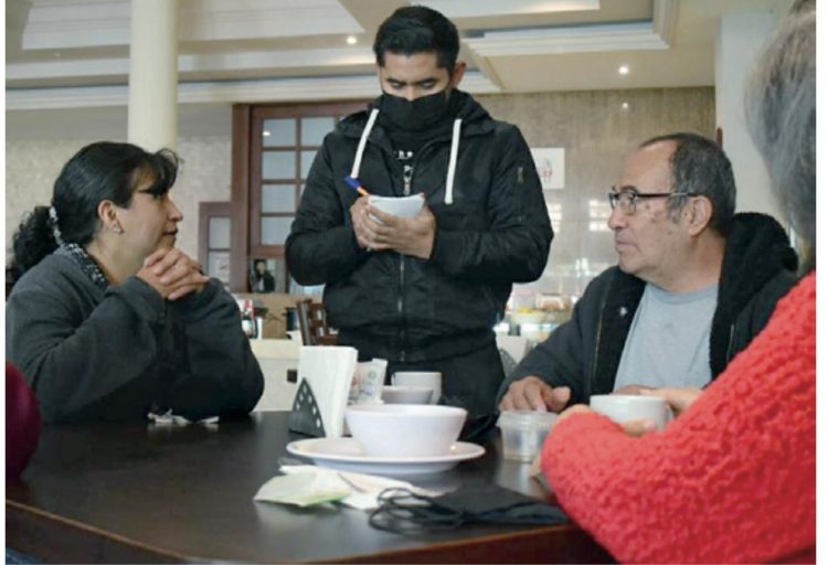 Todos quieren ser meseros para recibir propinas