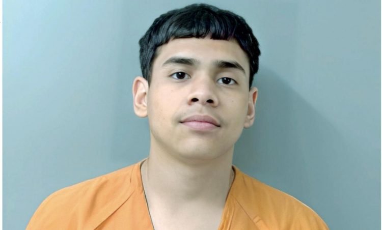 Menor golpea a dos policías escolares