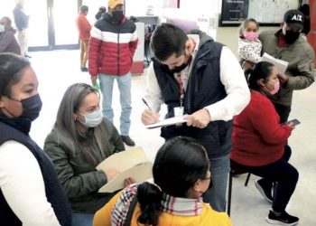 HAY MÁS DE MIL REZAGADOS Hoy entregarán tarjetas de becas