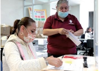 Inicia entrega de tarjetas bancarias DE BECAS PARA REZAGADOS
