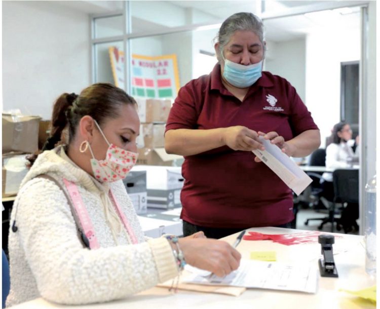 Inicia entrega de tarjetas bancarias DE BECAS PARA REZAGADOS