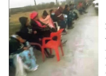 Padres hacen hasta 24 horas de fila para alcanzar lugar en primaria