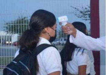 Protegen a estudiantes contra Covid