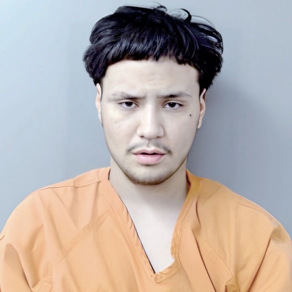 Golpea a su papá y a su abuelo