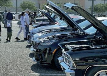 Entusiastas de los autos y el café se reúnen