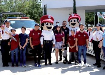 Menores con cáncer se convierten en policías por un día