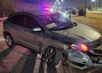 Sobrevive a volcadura y escapa en Bulevar Colosio