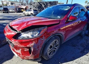 Se pasa alto, choca y queda herida en colonia Juárez