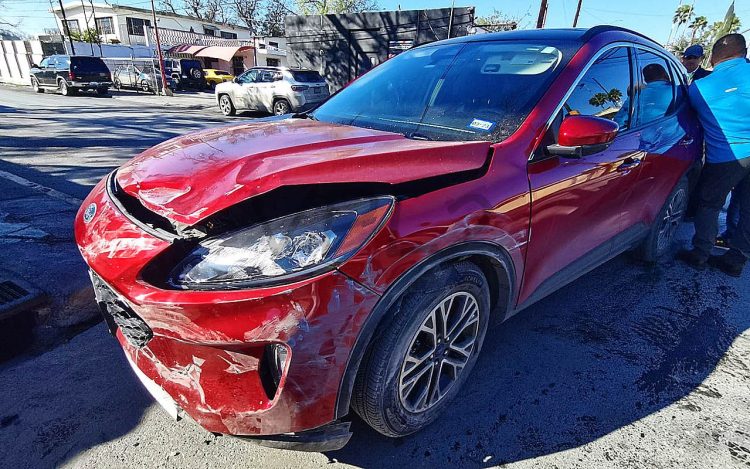 Se pasa alto, choca y queda herida en colonia Juárez