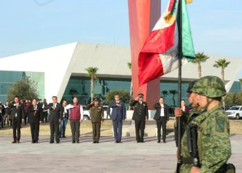 Exhorta gobernador a trabajadores a mejorar la atención del servicio público